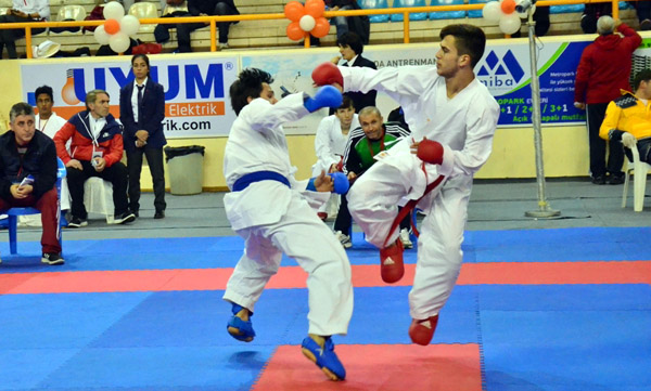 Karate Şampiyonası'nda Madalya Yarışı