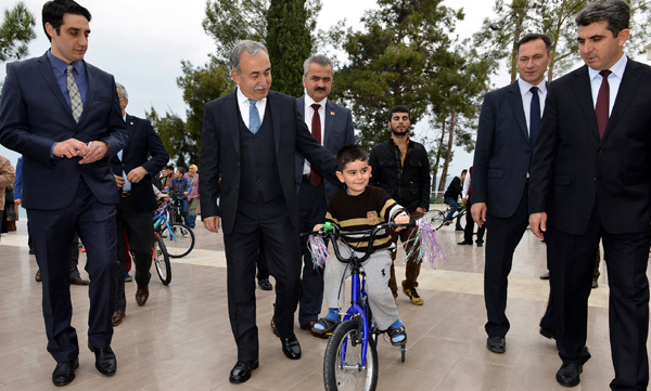 Yetimlere Bisiklet Dağıtıldı