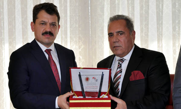 Gasp mağduru engelli çocuklara yardım eden eğitimciye plaket 