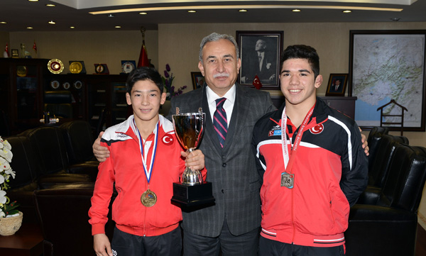 Şampiyon Güreşçiler Ödüllendirildi