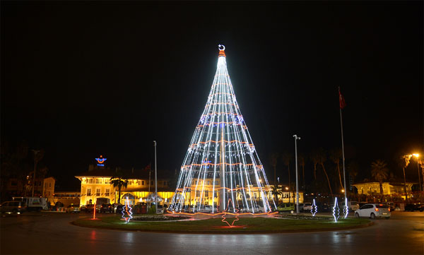 Büyükşehir kenti rengarenk ışıklandırdı
