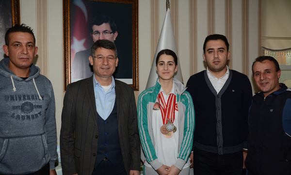 Başkan Yeniye şampiyondan ziyaret
