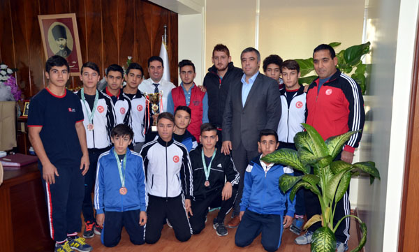 ABA Güreşçilerine Kutlama