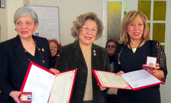 ÇESAVdan Birgölgeye Altın Madalya