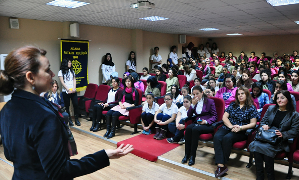 Kız Öğrencilere Meme Kanseri Anlatıldı