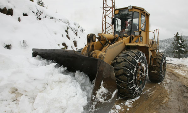 Kar nedeniyle kapanan yollar açılıyor 