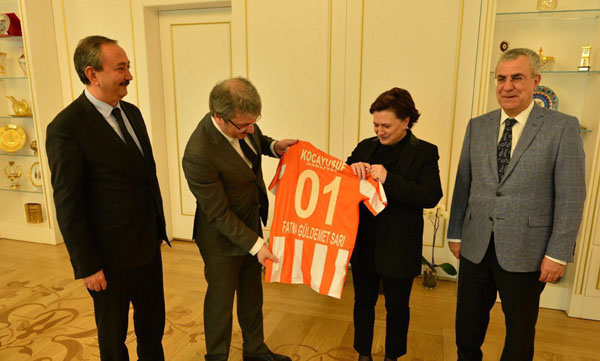 Bakan Sarı'ya Adanaspor forması