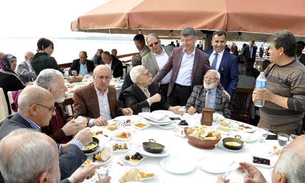 AK Partiden Yaşlılara Kahvaltı 