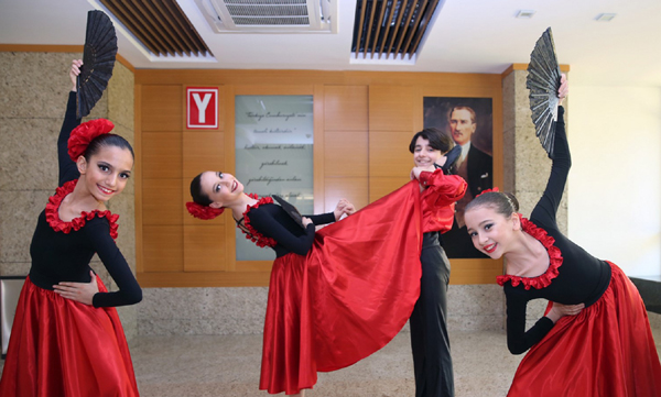 Minik Sanatçılar Ayakta Alkışlandı