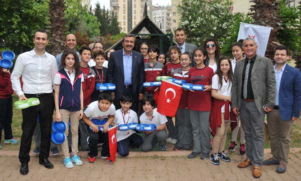 Sokak hayvanları için mama kabı dağıtıldı