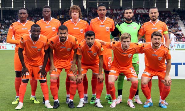 Şampiyon Kupasını alıyor