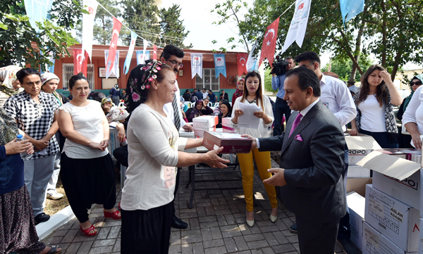 Yürüyüş yapan kadınlara spor ayakkabısı hediye