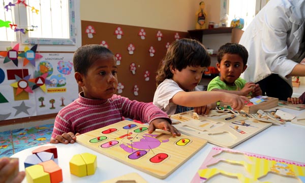 Çadırda kalan tarım işçilerinin çocuklarına okul öncesi eğitim