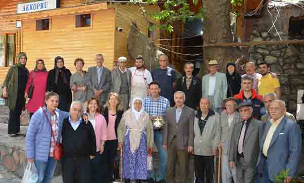 Eczacılar Yaşlıları Gezdirdi