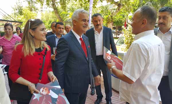 MHP Adana bayramı vatandaşla kutladı