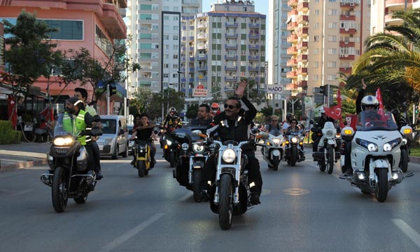 Soner Çetin, 19 Mayıs'ta motosikletiyle tur attı