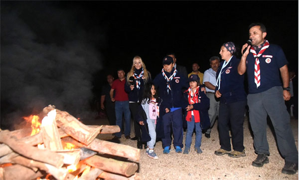 Geceyi izcilerle birlikte geçirdi