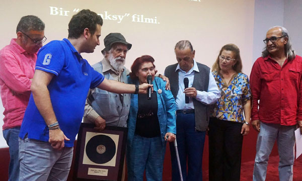 Etem Çalışkana Taş Plak Hediye Edildi