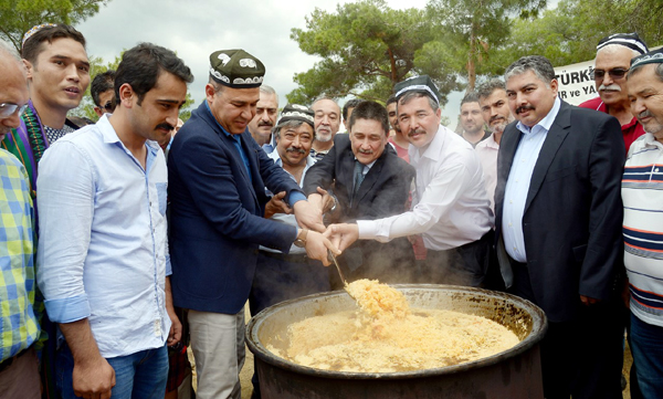 Sözlü, Türkistanlıların coşkusuna ortak oldu