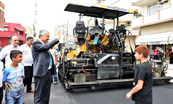 Karalar, Ova Mahallesinde asfalt çalışmasını denetledi