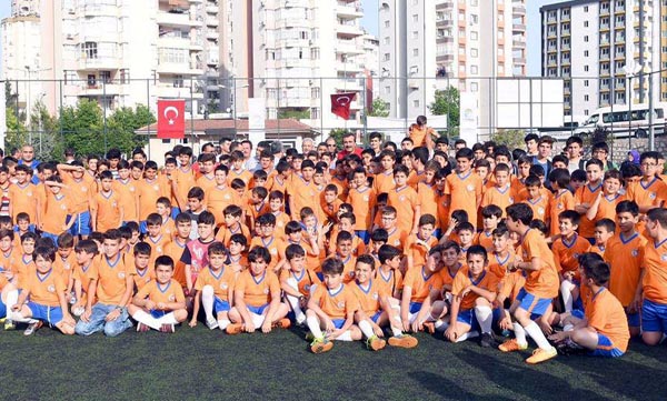 Çukurova'da futbol yaz okulu açıldı