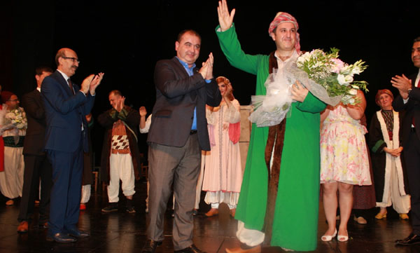 Avukat Tiyatrocular ayakta alkışlandı