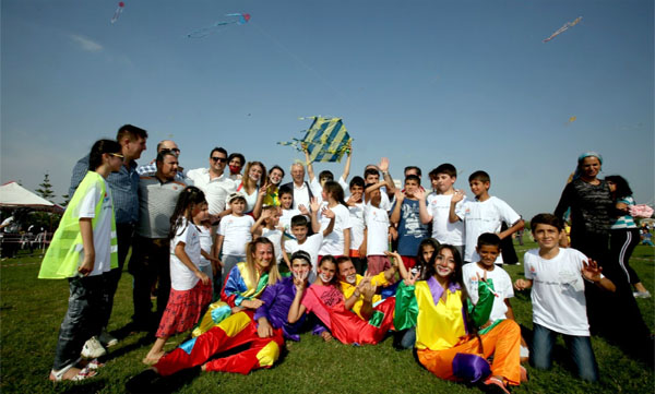 Yetimleri güldüren şenlik