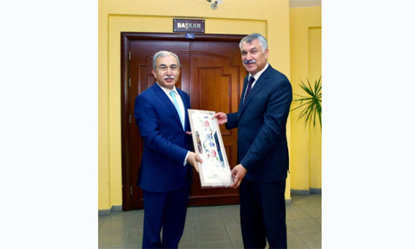 Karalardan Vali Büyüke hemşerilik beratı jesti