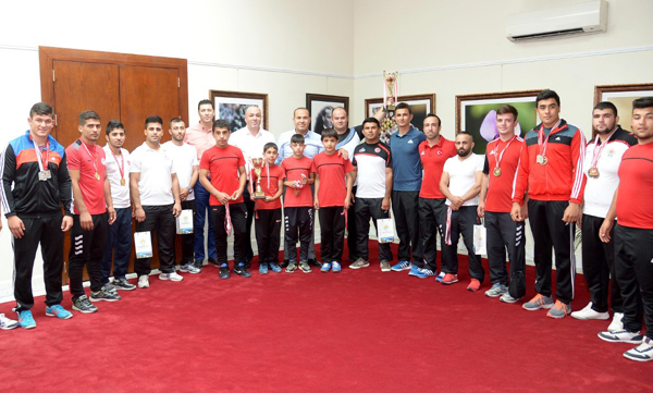 Şampiyon güreşçiler gururlandırdı