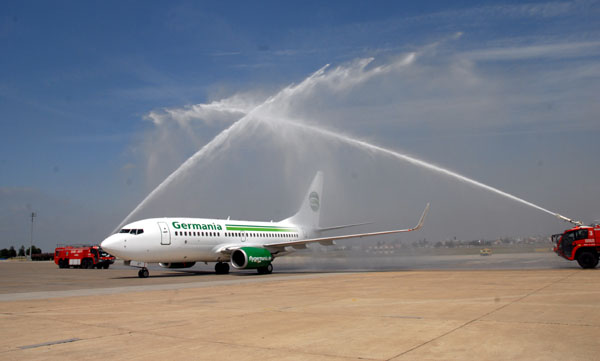 Germania Havayolları uçağına Adanada sulu karşılama