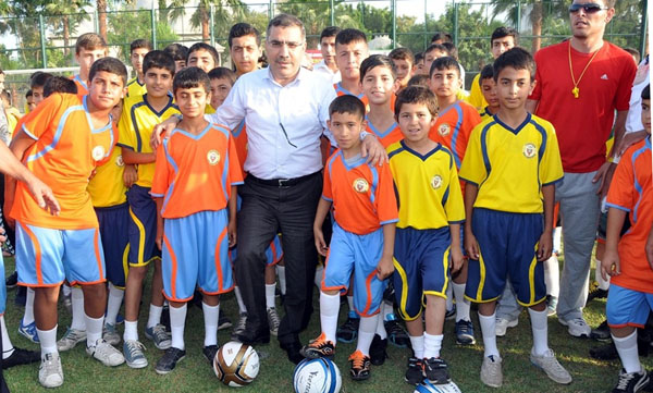 Yüreğir belediyesi gençleri sporla buluşturuyor