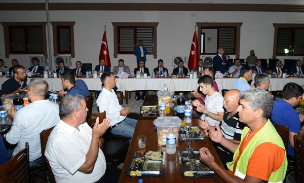 Vali ve Başsavcı cezaevinde hükümlülerle iftar yaptı