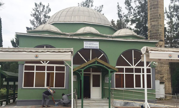 Mezarlıklar bayrama hazırlanıyor