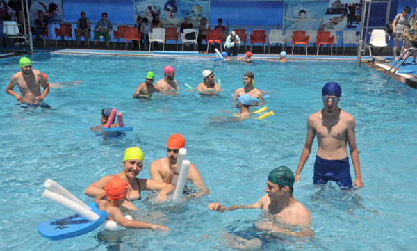 Avrupalı öğrenciler engelli havuzunda