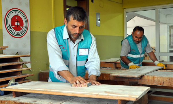 Eskimiş okul sıralarını hükümlüler yeniledi