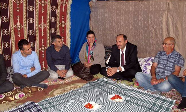Çadırda göçerlerle iftar yaptı