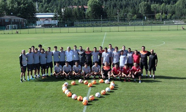 Teknik heyet ve futbolcular Dünya Adanasporlular gününü kutladı