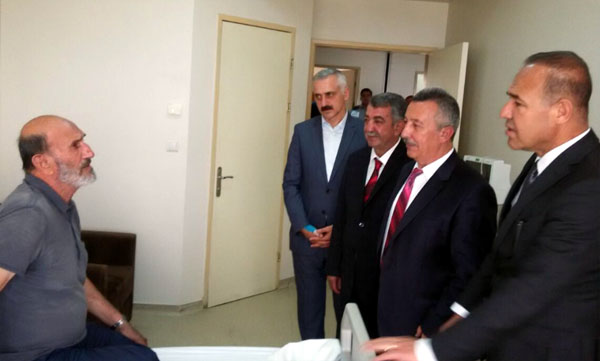 Sözlü, Ömer Çelikin babasını hastanede ziyaret etti