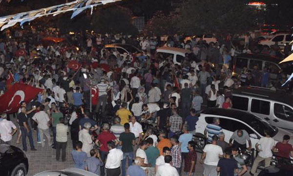 Adana'da halk sokağa döküldü