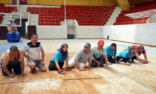Menderes Spor Salonu bakıma alındı