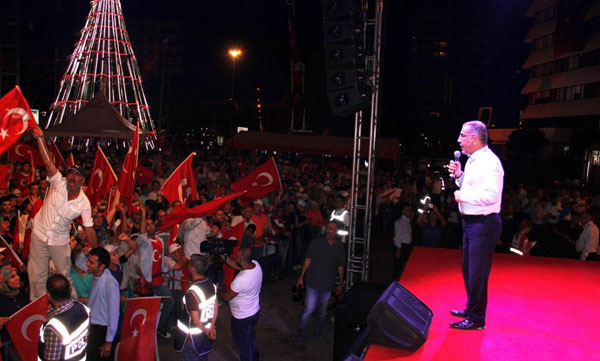 Çelikcan, onbinlerle nöbette