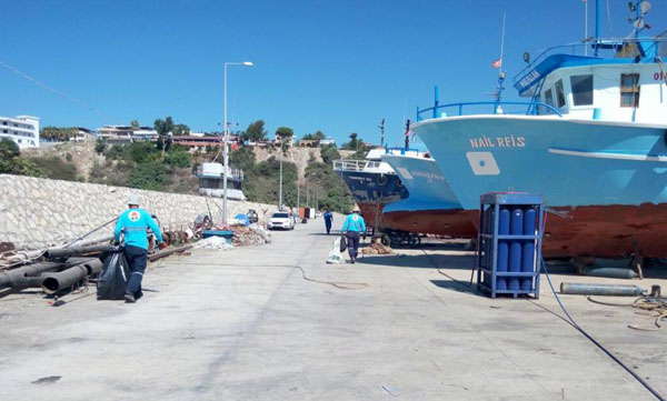 Karataş Balıkçı Barınağı'nda Temizlik