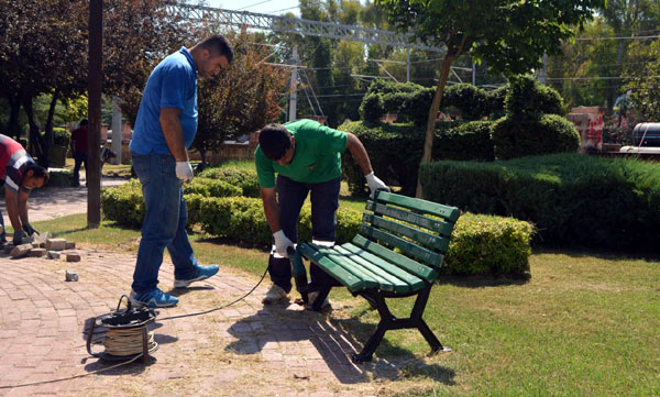 Büyükşehir, Ceyhanda parkları pırıl pırıl yapıyor