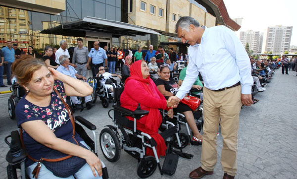 Seyhanda 100 Engelliye Akülü Tekerlekli Sandalye