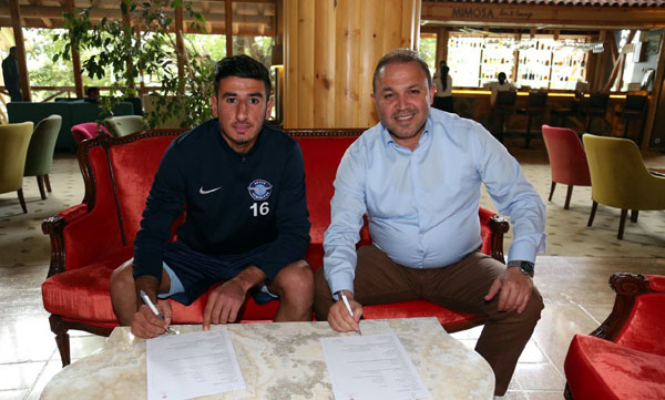 Hasan, profesyonelliğe imza attı 