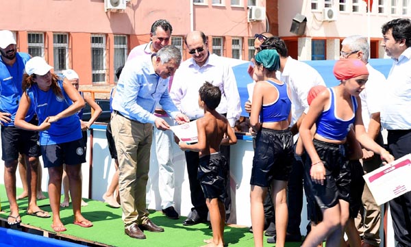 20 Havuzda 25 bin kişi yüzme öğrendi