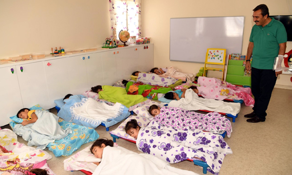 Çetin'den kreş ve emekli evlerine çıkartma