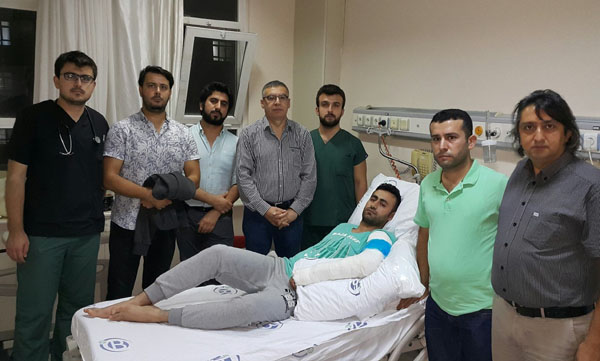 ÇÜde yatan hasta, Asistan Hekimin kolunu serum askısı ile kırdı