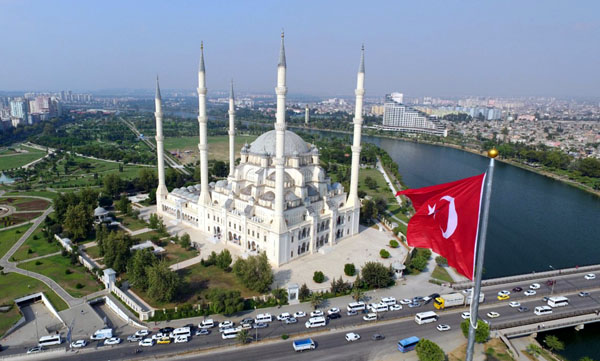 Adananın semalarına dev Türk Bayrağı