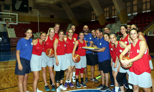 Pota altında baklavalı bayram kutlaması 